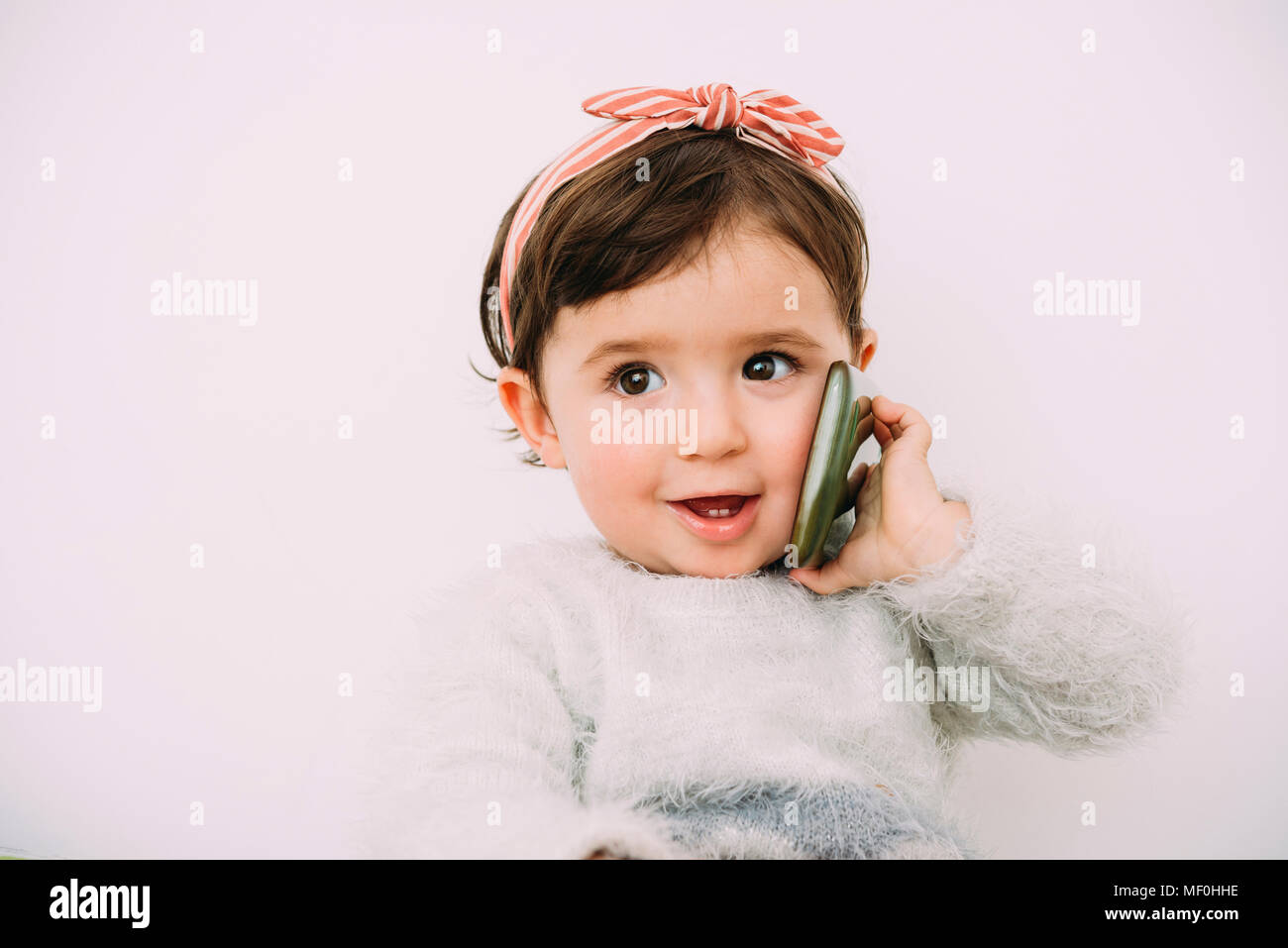 Portrait von lächelnden Mädchen an Zelle Telefon Stockfoto
