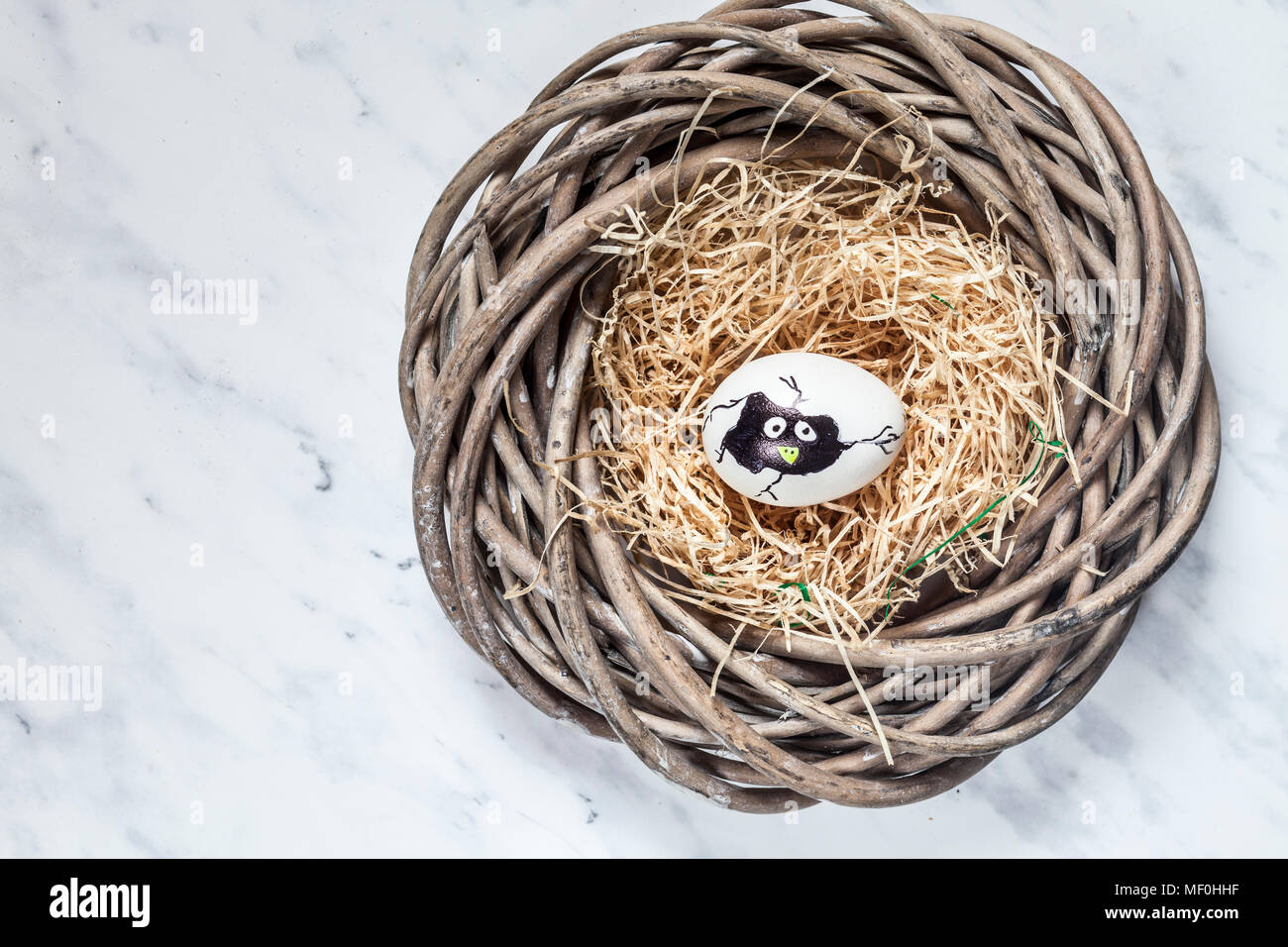 Bemalte Ostereier im Nest mit Stroh Stockfoto