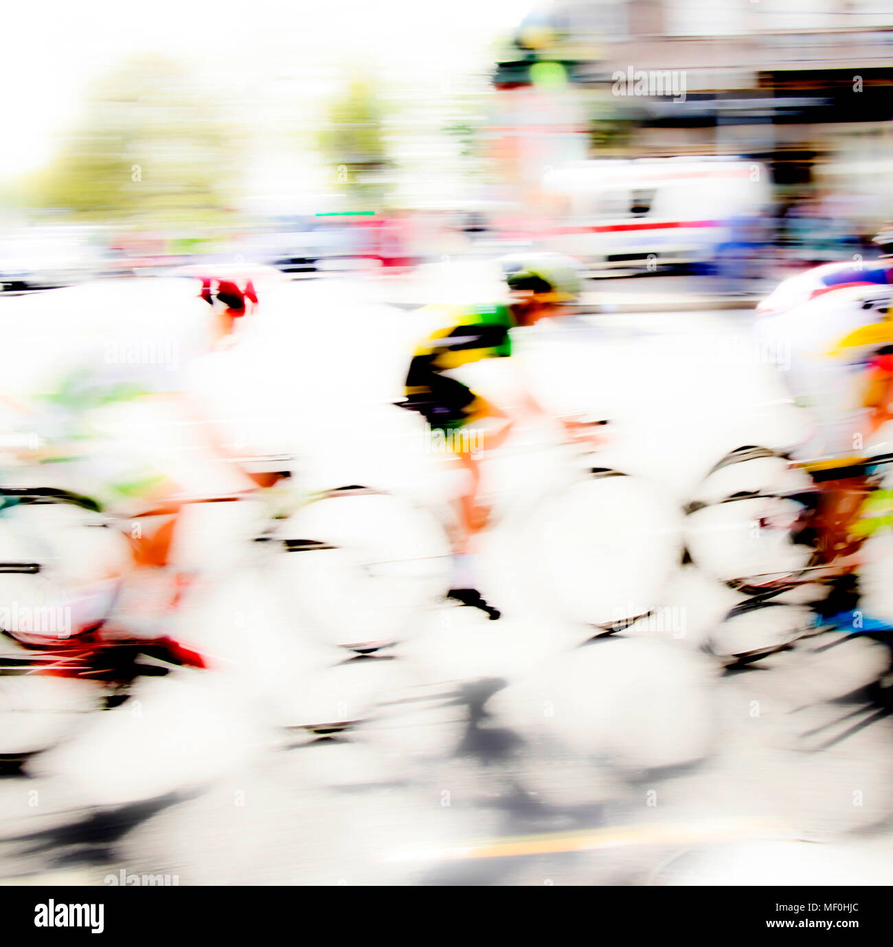 Abstrakte arty Hintergrund: Bewegungsunschärfe von drei jungen Fahrrad Racers konkurrieren auf den Straßen der Stadt Stockfoto