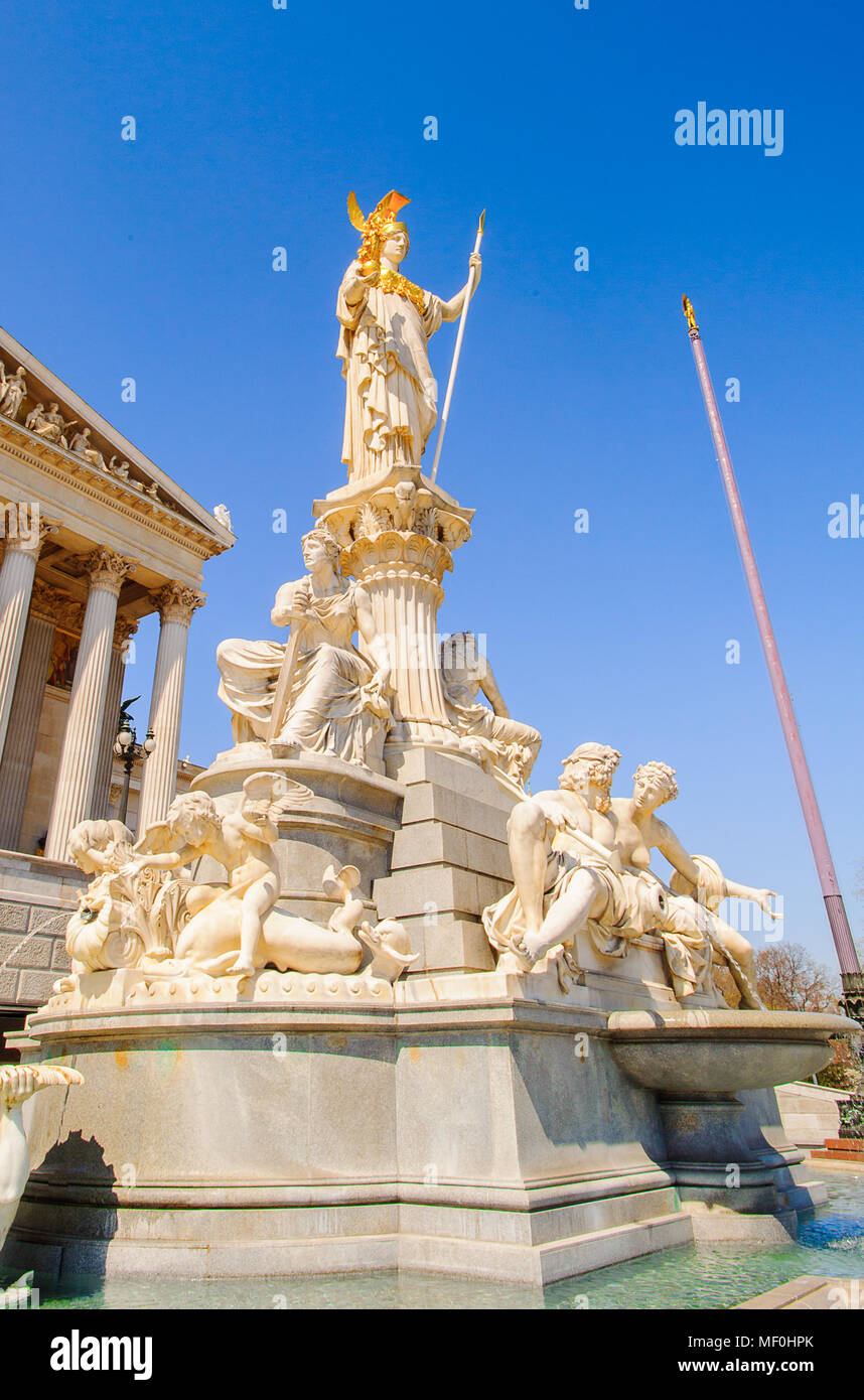 Das Athena Brunnen (Pallas-Athene-Brunnen) vor dem Parlament. Es wurde zwischen 1893 und 1902 von Carl Kundmann, Josef Tautenhayn und Hu erstellt Stockfoto