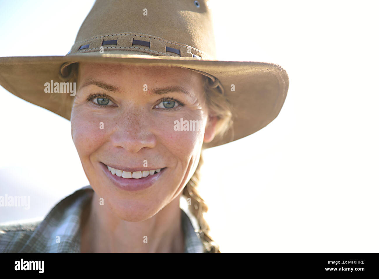 Porträt der lächelnde Frau mit Hut Stockfoto