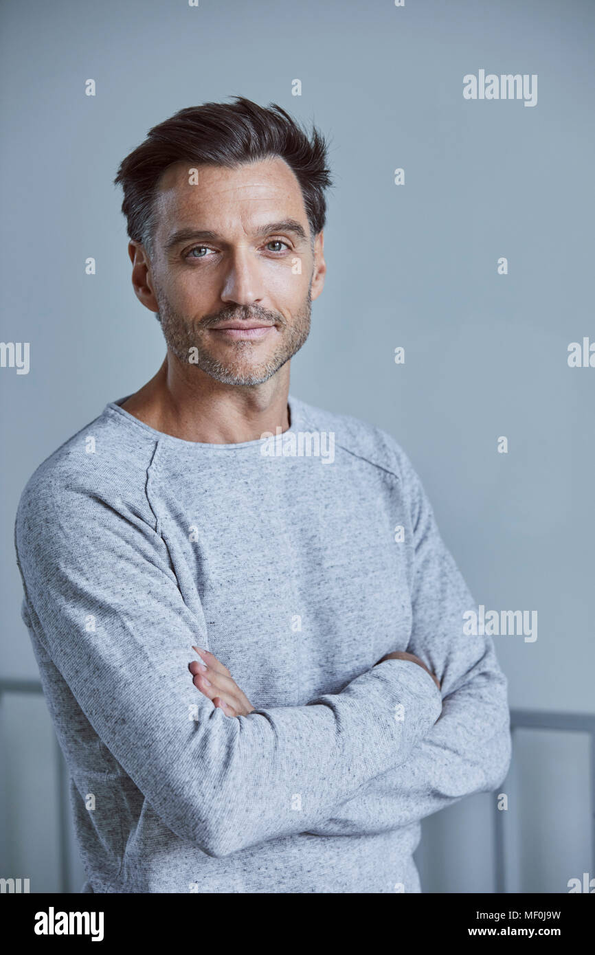 Porträt der Mann mit grauen Sweatshirt tragen zur Kontrolle der Schnitthöhe Stockfoto