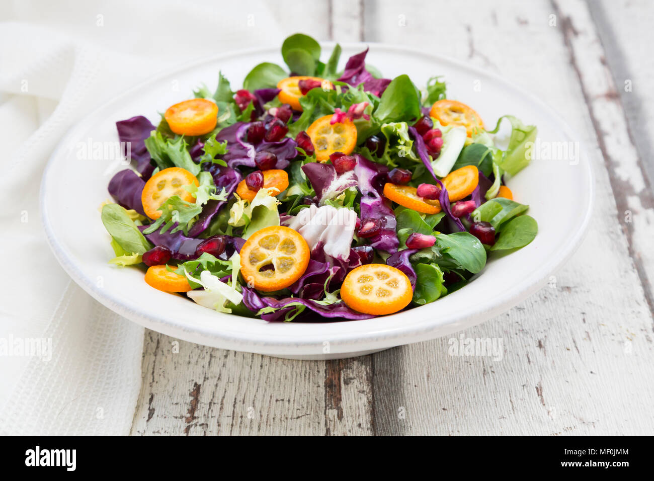 Gemischter Salat mit kumquat, Rotkohl und Granatapfel Samen Stockfoto