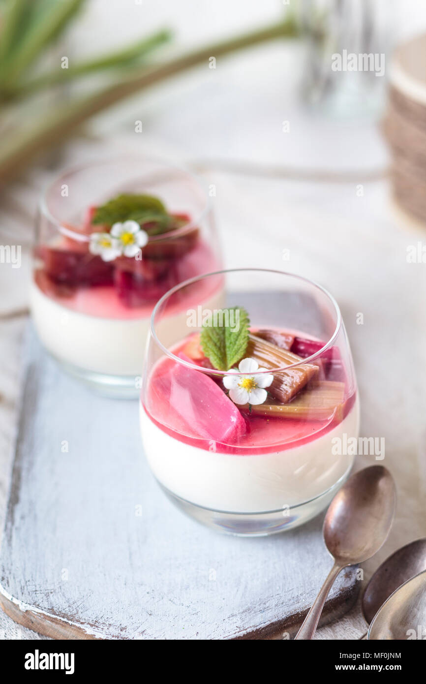 Gläser Panna Cotta mit gerösteten Rhabarber Stockfoto