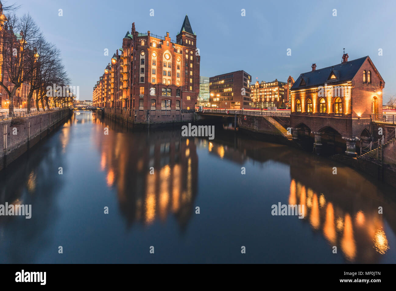 Deutschland, Hamburg, Speicherstadt, beleuchtete Gebäude Fleetschloesschen am Abend Stockfoto
