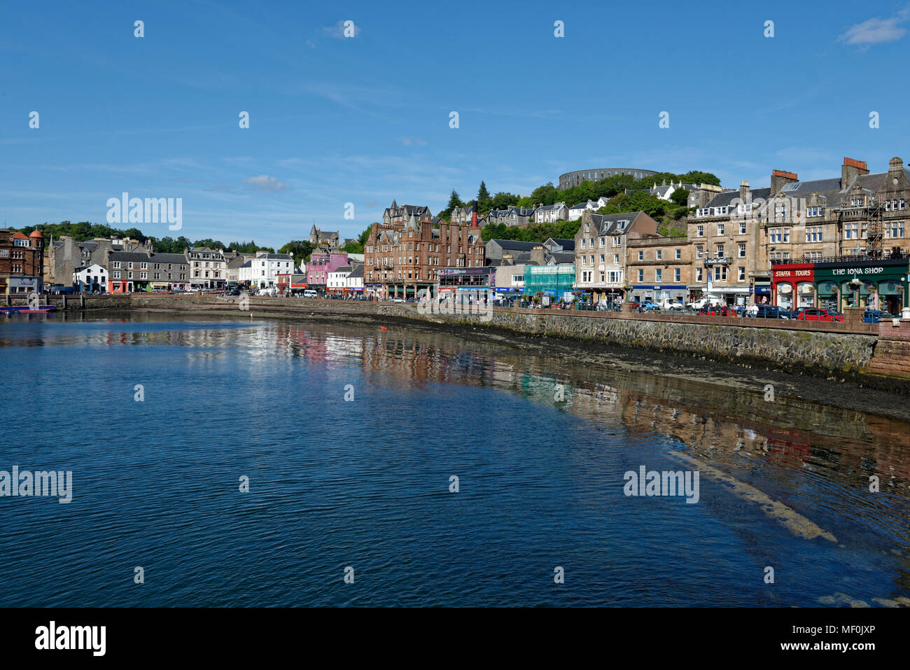 Vereinigtes Königreich, Schottland, Argyll und Bute, Oban, Küstenstadt und McCaig's Tower Stockfoto