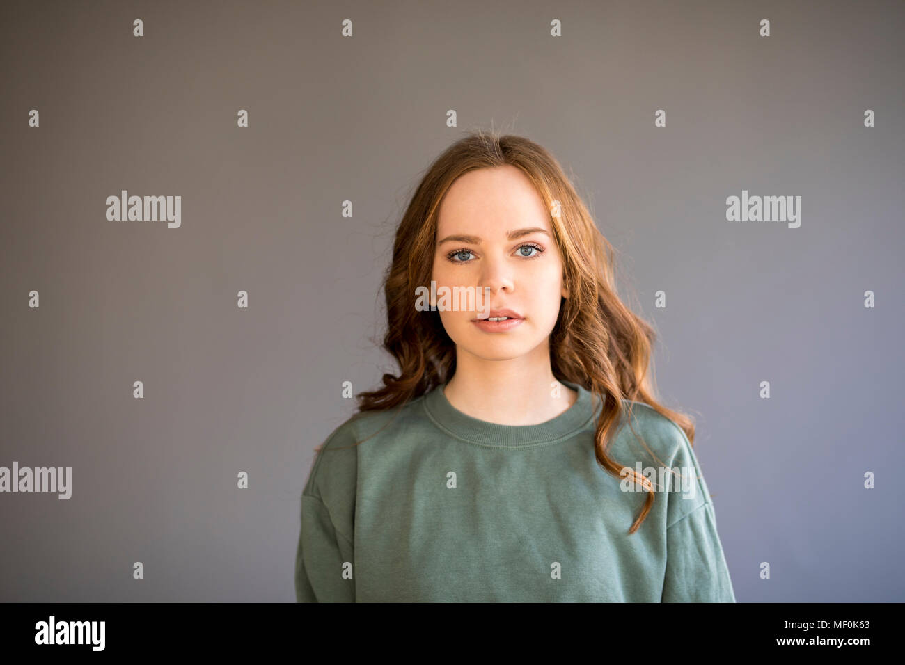 Portrait von ein junges Mädchen, von der Kamera suchen Stockfoto