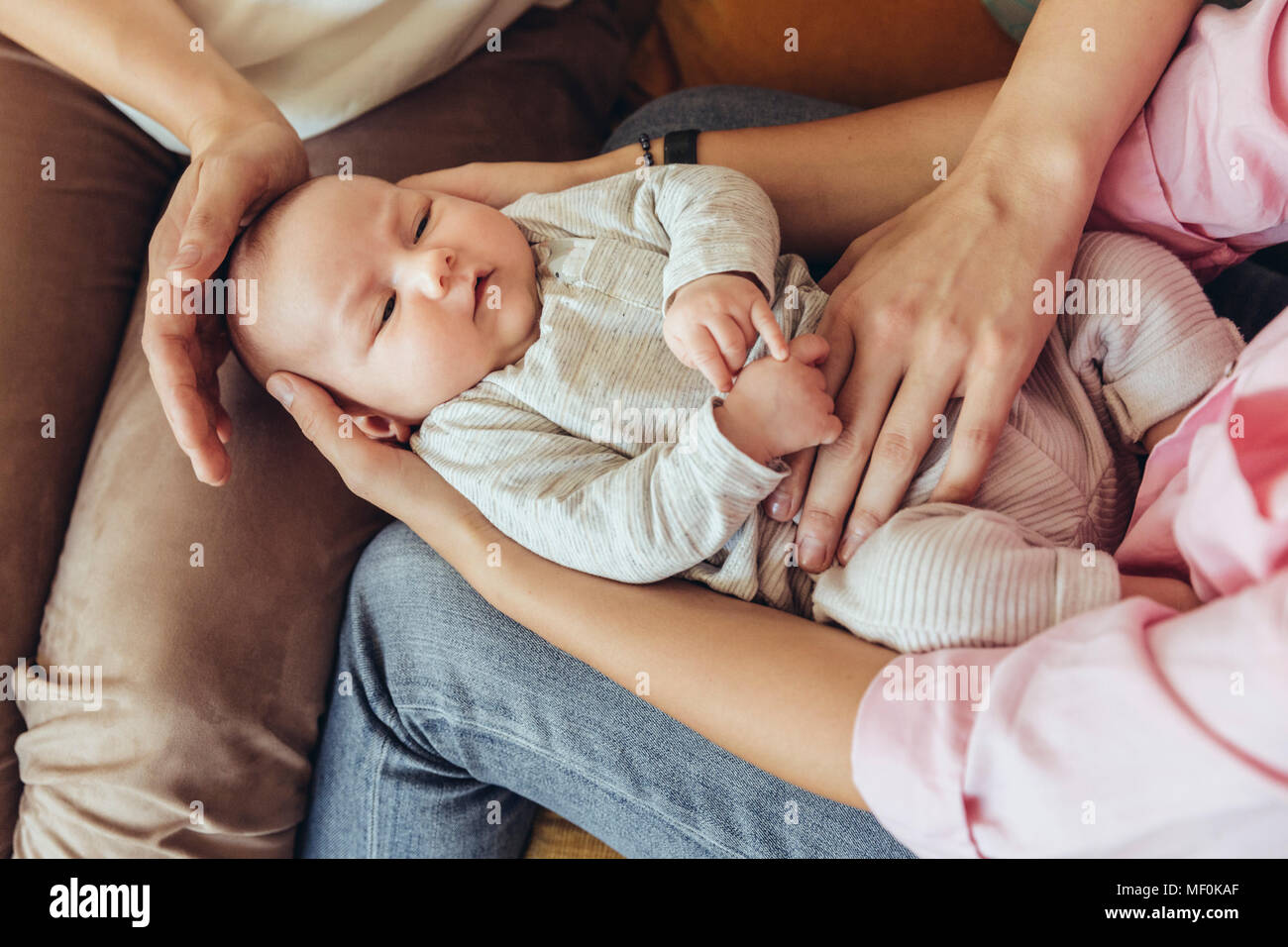 Hebamme und Mutter neugeborenes Baby geben einen Bauch Massage mit der Verdauung zu helfen Stockfoto
