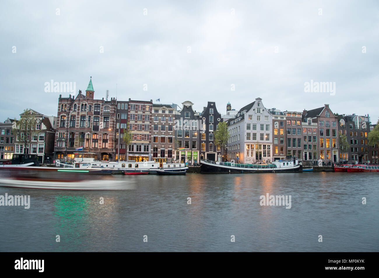 Amsterdam, Niederlande - 21 April, 2017: Amsterdam Canal und wunderschönen alten Gebäuden, Niederlande Stockfoto