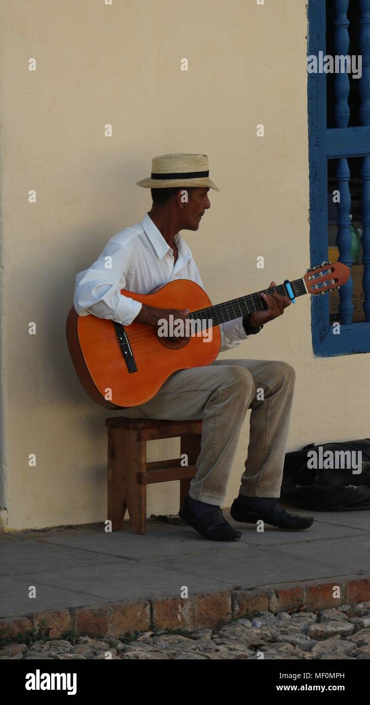 Kubanische Mann mit Hut spielen akustische Gitarre in einem Marktplatz, Trinidad, Kuba Stockfoto