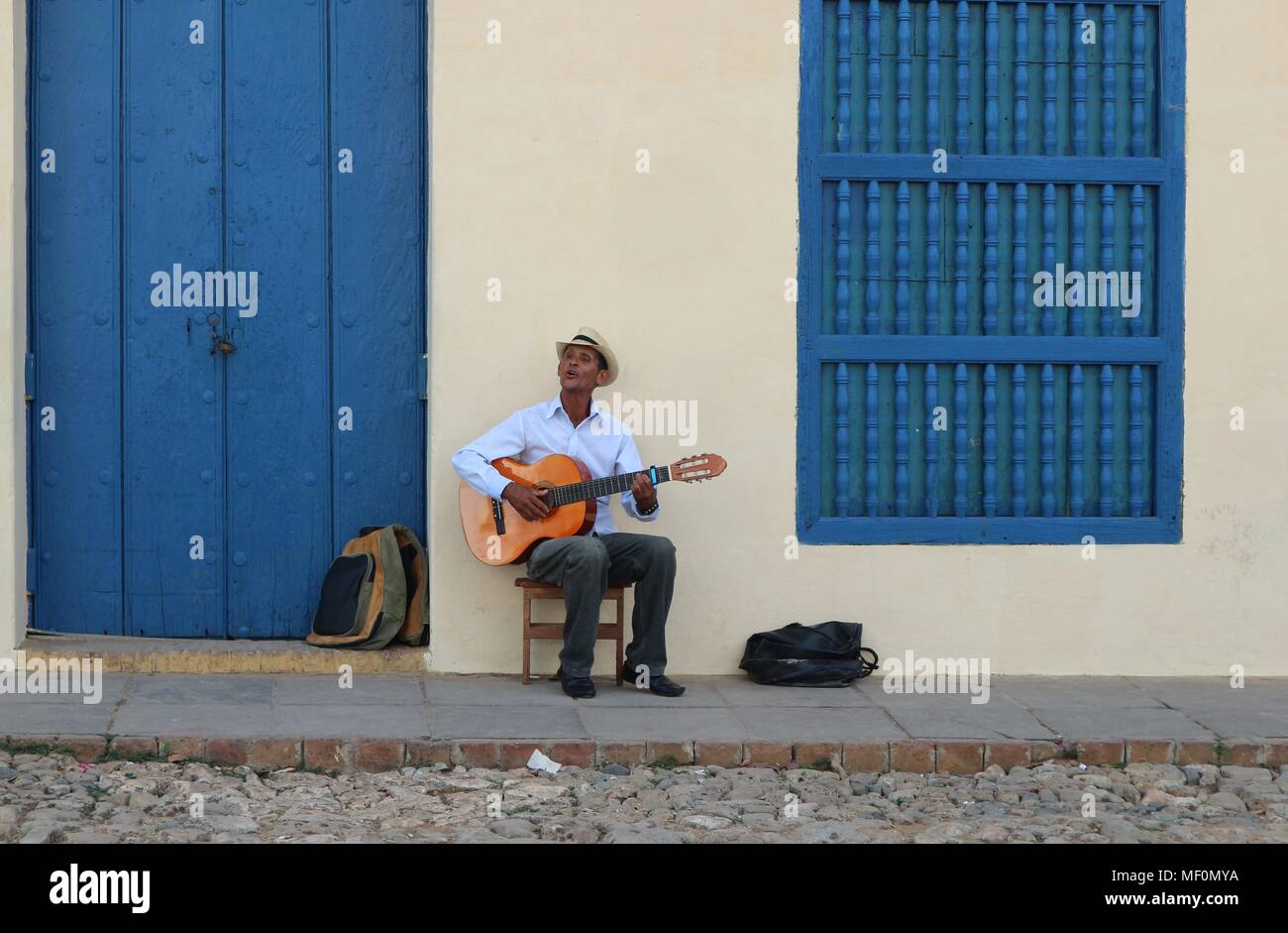 Kubanische Mann mit Hut spielen akustische Gitarre in einem Marktplatz, Trinidad, Kuba Stockfoto