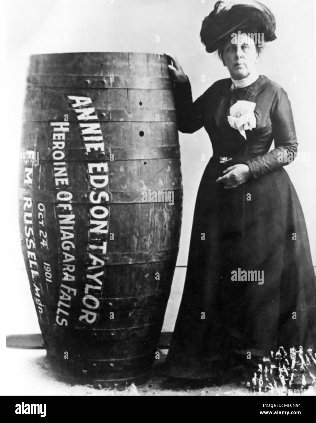ANNIE EDSON TAYLOR (1838-1921), US-amerikanische Schullehrer, der die erste Person wurde zu überleben über den Niagara Falls in einem Fass., ein Meisterstück, das sie an ihrem Geburtstag vom 24. Oktober 1901 erreicht. Stockfoto