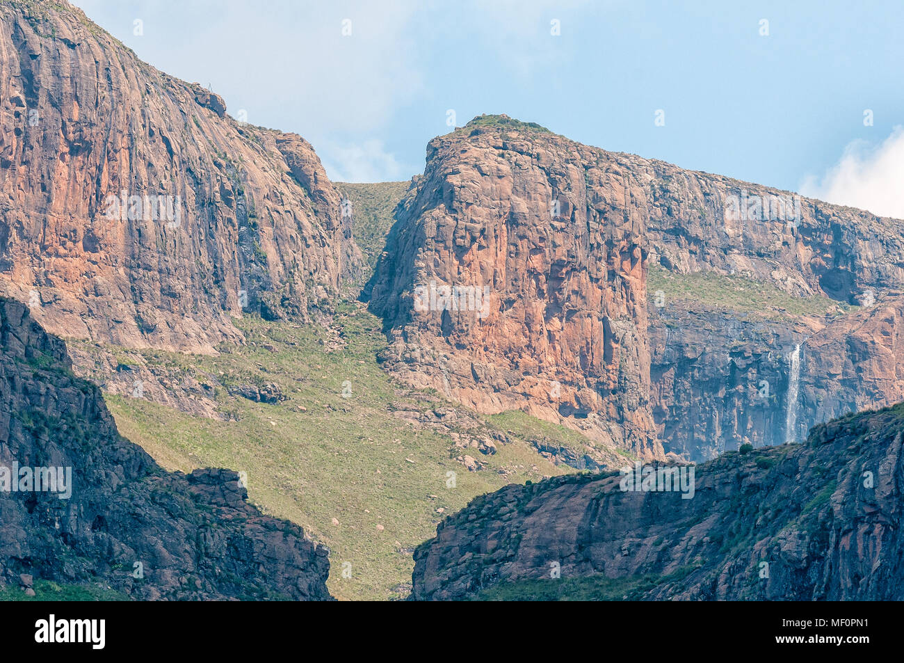 Die Sentinel Trail auf den Tugela Wasserfall klettert an die Spitze der Amphitheater über chainladders im Gully sichtbar, links, unten. Eine namenlose ... Stockfoto