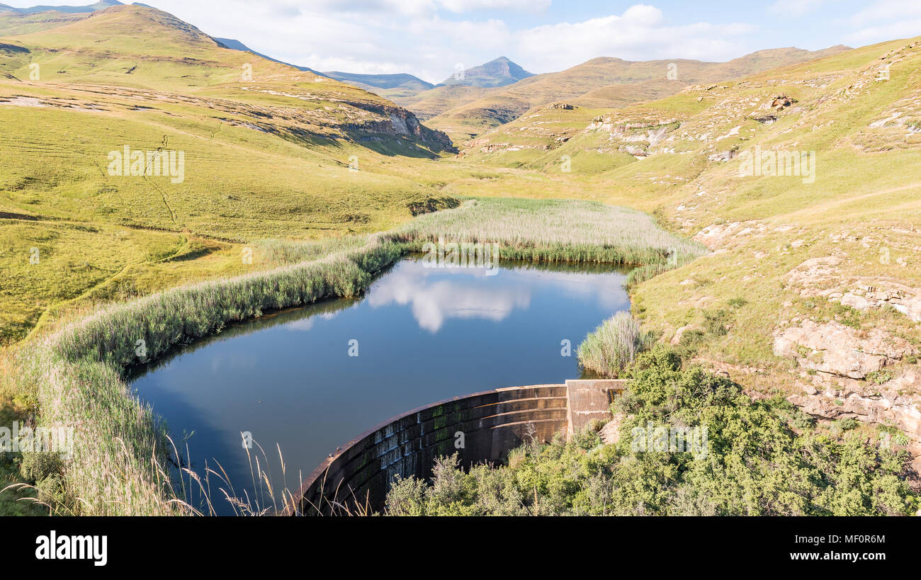 Langtoon Damm in Golden Gate in der Provinz Freistaat in Südafrika. Die Maluti Berge sind in der Rückseite Stockfoto