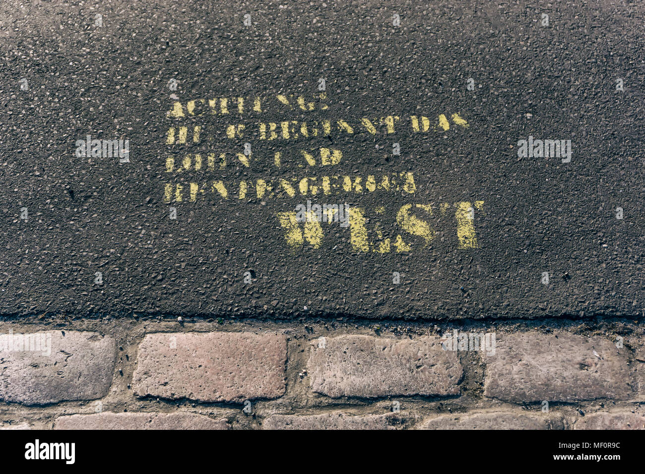 Close-up Text markiert den Standort der Berliner Mauer am Potsdamer Platz Stockfoto