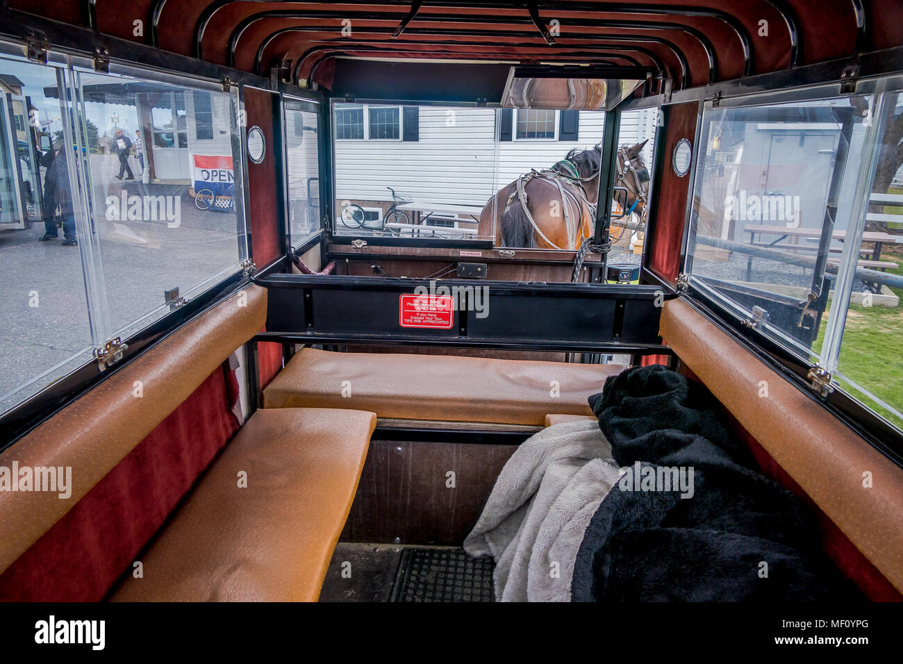 Pennsylvania, USA, April, 18, 2018: Indoor Ansicht der Amish Buggy mit einem Pferd, außerhalb von einem Speicher in Pennsylvania warten Stockfoto