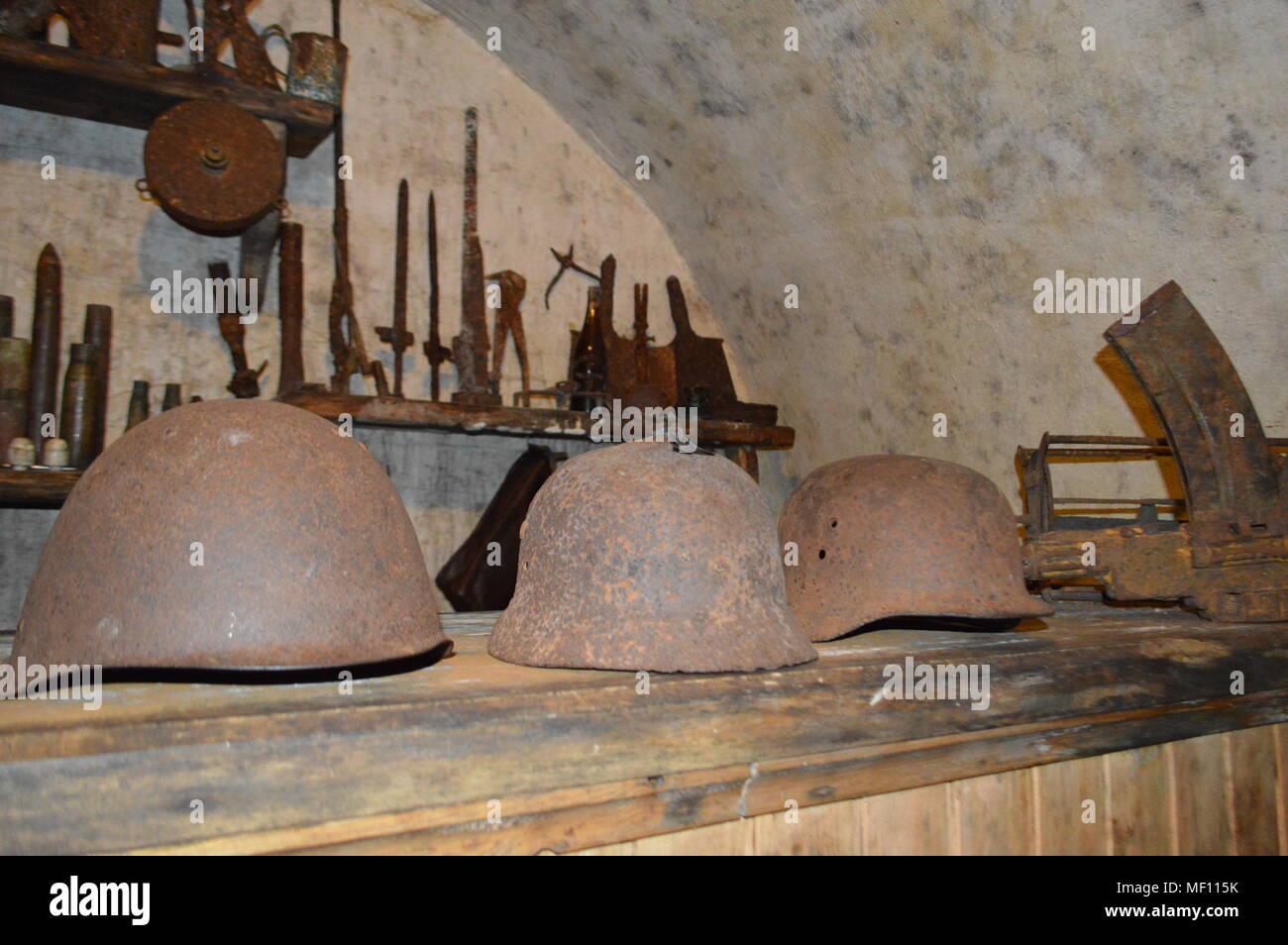 Es gab mehrere alte Kanonen hier oben, Angabe der defensiven Charakter dieser Wände. Mittelalterlichen hellebarden als Ornament in das Innere eines alten Cas. Stockfoto