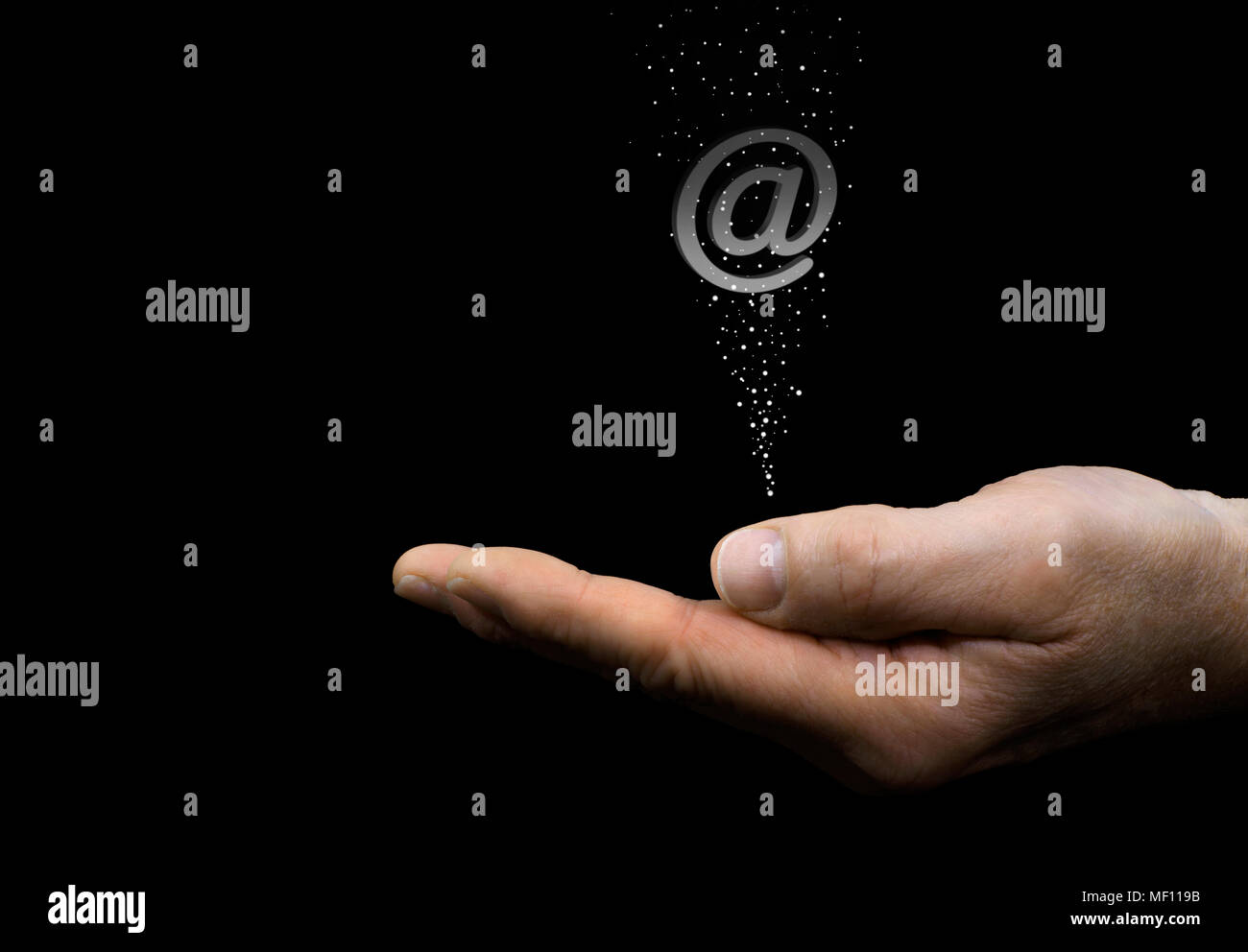 Unternehmer Händeschütteln mit e-Symbol Stockfoto