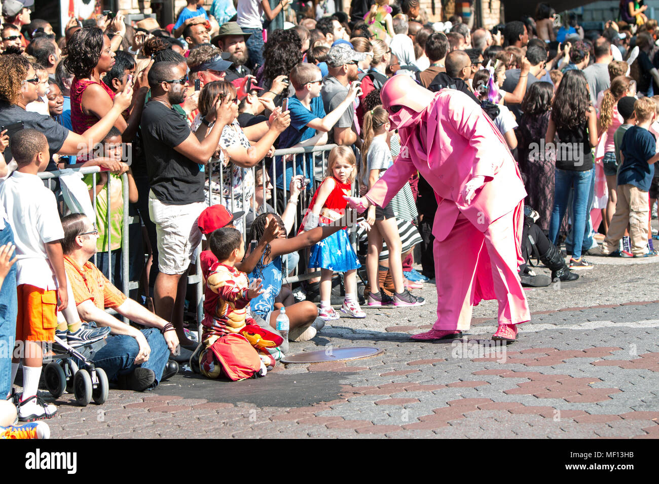 Eine Person gekleidet wie ein rosa Darth Vader interagiert mit Zuschauern entlang der Paradestrecke von der Dragon Con Parade am 5. September 2015 in Atlanta, GA. Stockfoto