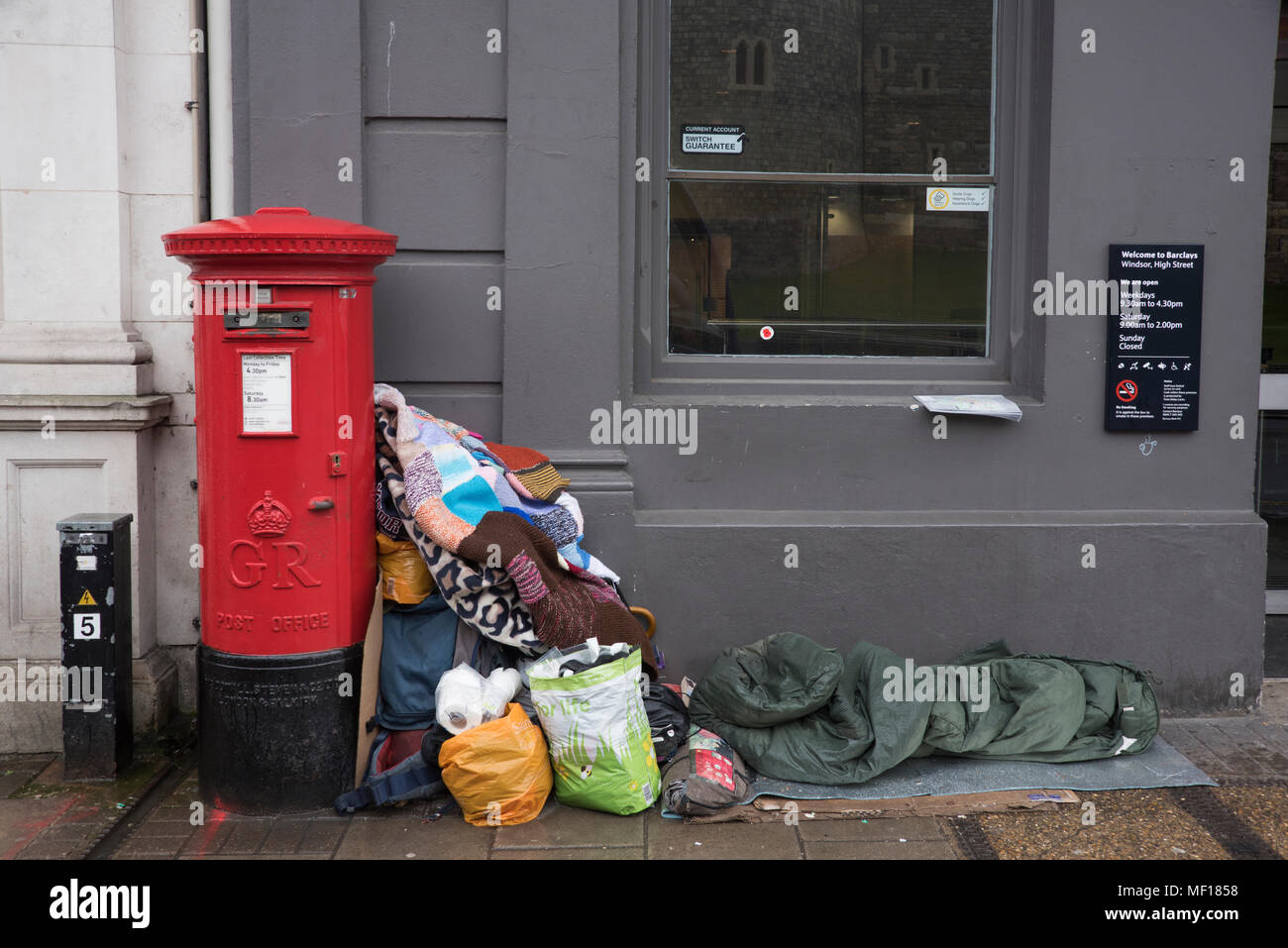 Die Betten eines groben Sleeper auf der Straße gegenüber von Schloss Windsor, Windsor, Großbritannien Stockfoto