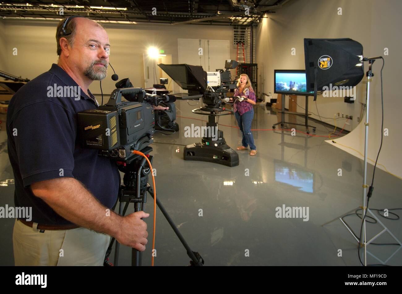 Kameramann shooting einer Live Show an Zentren für Krankheitskontrolle (CDC) Abteilung für kreative Dienstleistungen, Roybal Campus, Clifton Road, Atlanta, Georgia, 2005. Mit freundlicher Mitten zur Krankheit-Steuerung. () Stockfoto