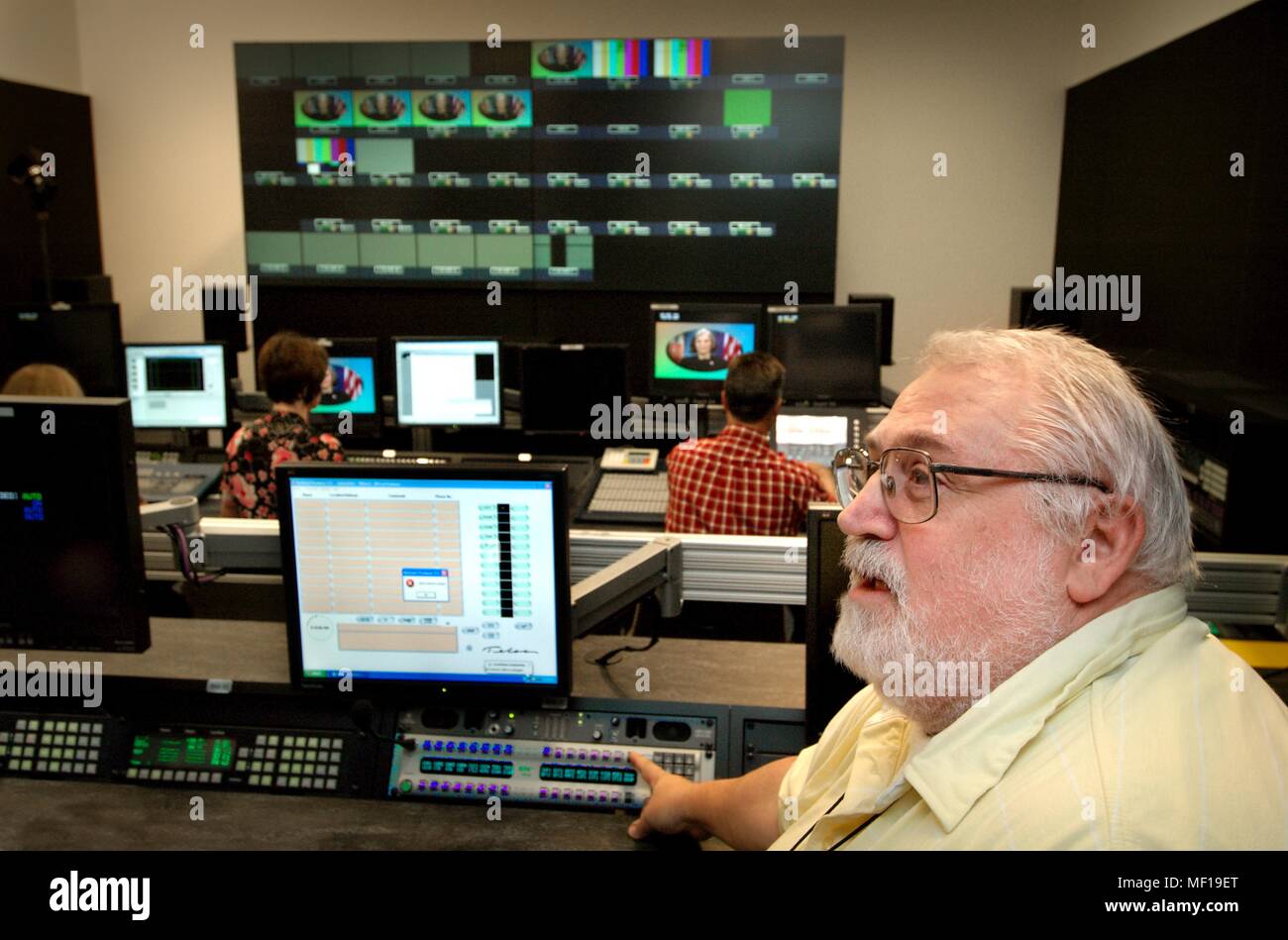 Studio die Überwachung von Arbeitnehmern Fernsehen an Zentren für Krankheitskontrolle (CDC) Abteilung für kreative Dienstleistungen, Roybal Campus, Clifton Road, Atlanta, Georgia, 2005. Mit freundlicher Mitten zur Krankheit-Steuerung. () Stockfoto