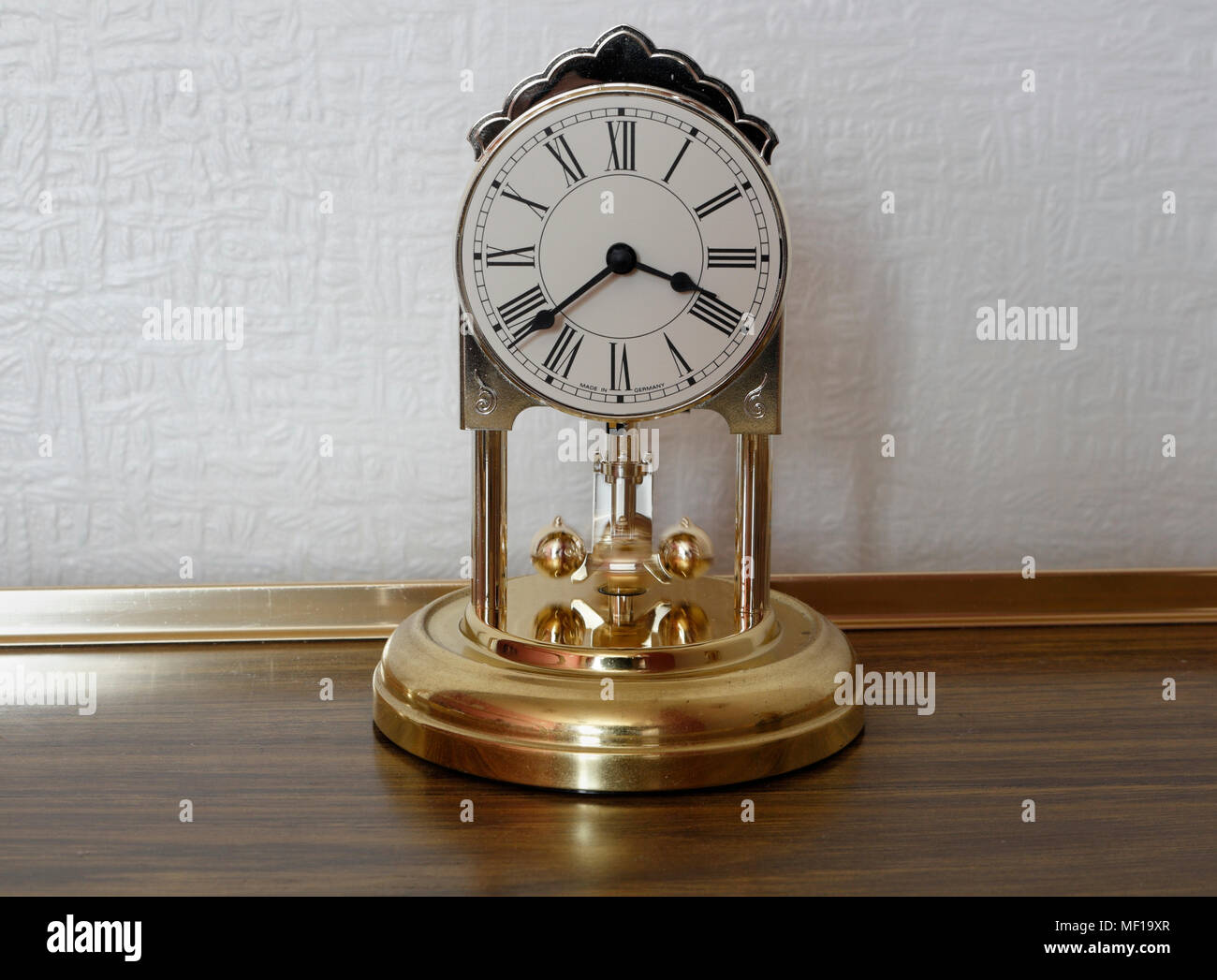 Pendeluhr auf Tisch Stockfoto