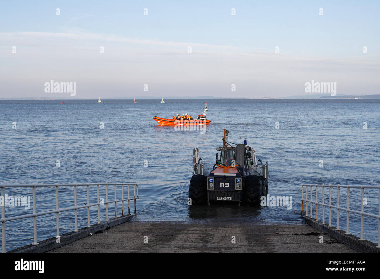 Penarth Wales UK, RNLI Küsten-Rettungsboot-Trainingsübung. Britische Küste walisischer Küstentraktor, der Boot an Land bringt Stockfoto