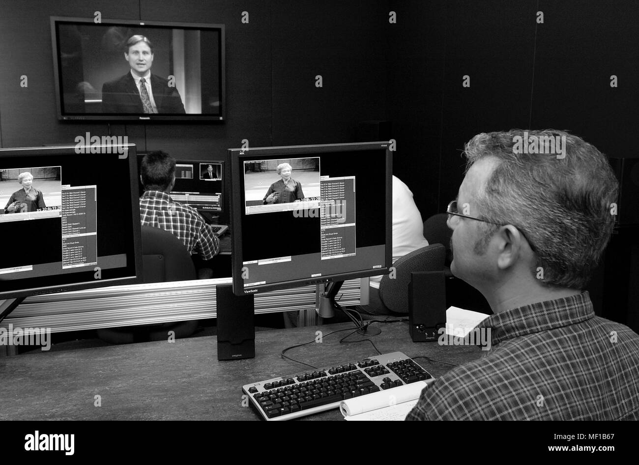 Mann überwachung Fernsehen an Zentren für Krankheitskontrolle (CDC) Abteilung für kreative Dienstleistungen, Roybal Campus, Clifton Road, Atlanta, Georgia, 2005. Mit freundlicher Mitten zur Krankheit-Steuerung. () Stockfoto