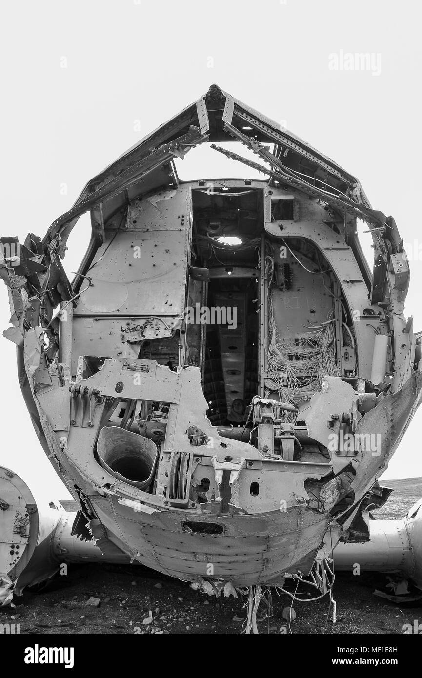 Twisted Wreckage von verlassenen US-Militär Flugzeug sitzt auf Solheimasandur schwarzer Sandstrand, in der Nähe von Vik im südlichen Island Stockfoto