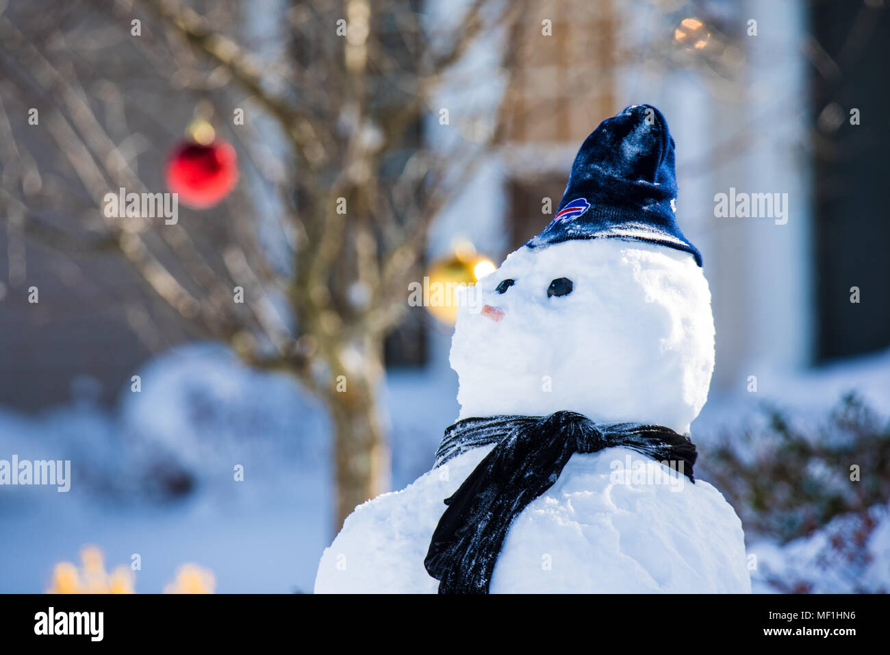 Schneemann tragen Buffalo Bills Hut mit großen Weihnachten Kugeln in den Rücken. Stockfoto