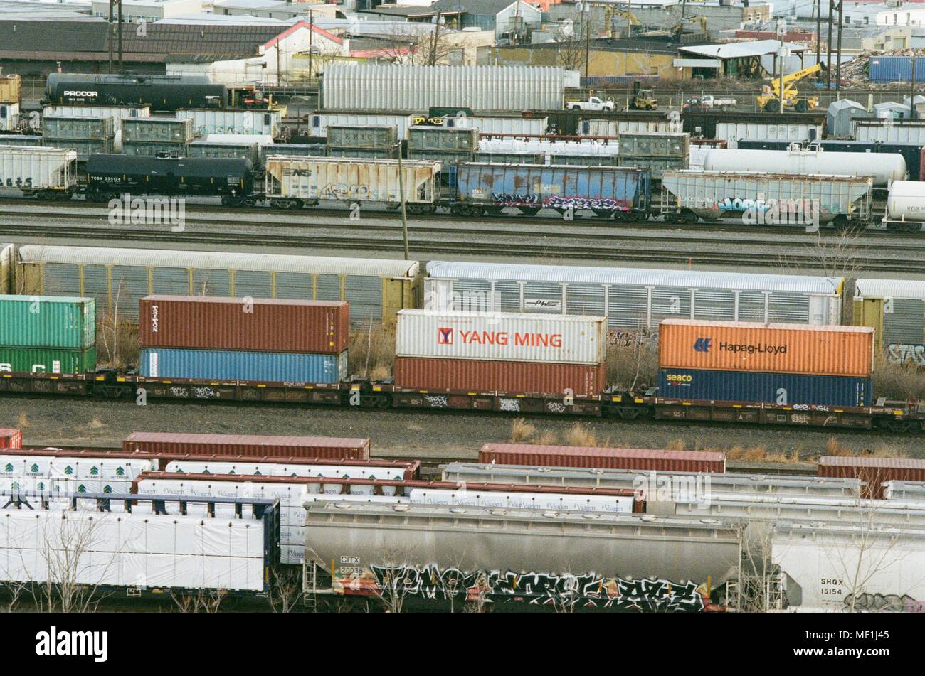 Mehrere Güterzüge mit intermodalen Container sind im Schienenverkehr Yard in Newark, New Jersey sichtbar, einschließlich Behälter von Reedereien Yang Ming und Hapag Lloyd, 18. März 2018. () Stockfoto