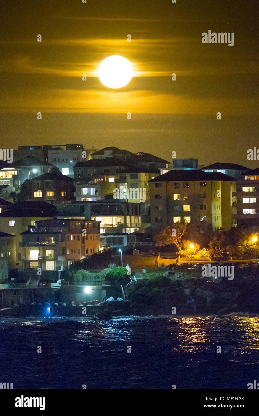 Der 'Super Mond', die größte Vollmond für 70 Jahre gesehen, vor dem Vorgewende von Bondi Beach in Sydney, Australien, mit steigender Tendenz. Vollmond wird sich nicht an dieser wieder großen bis zum Jahr 2034. Stockfoto