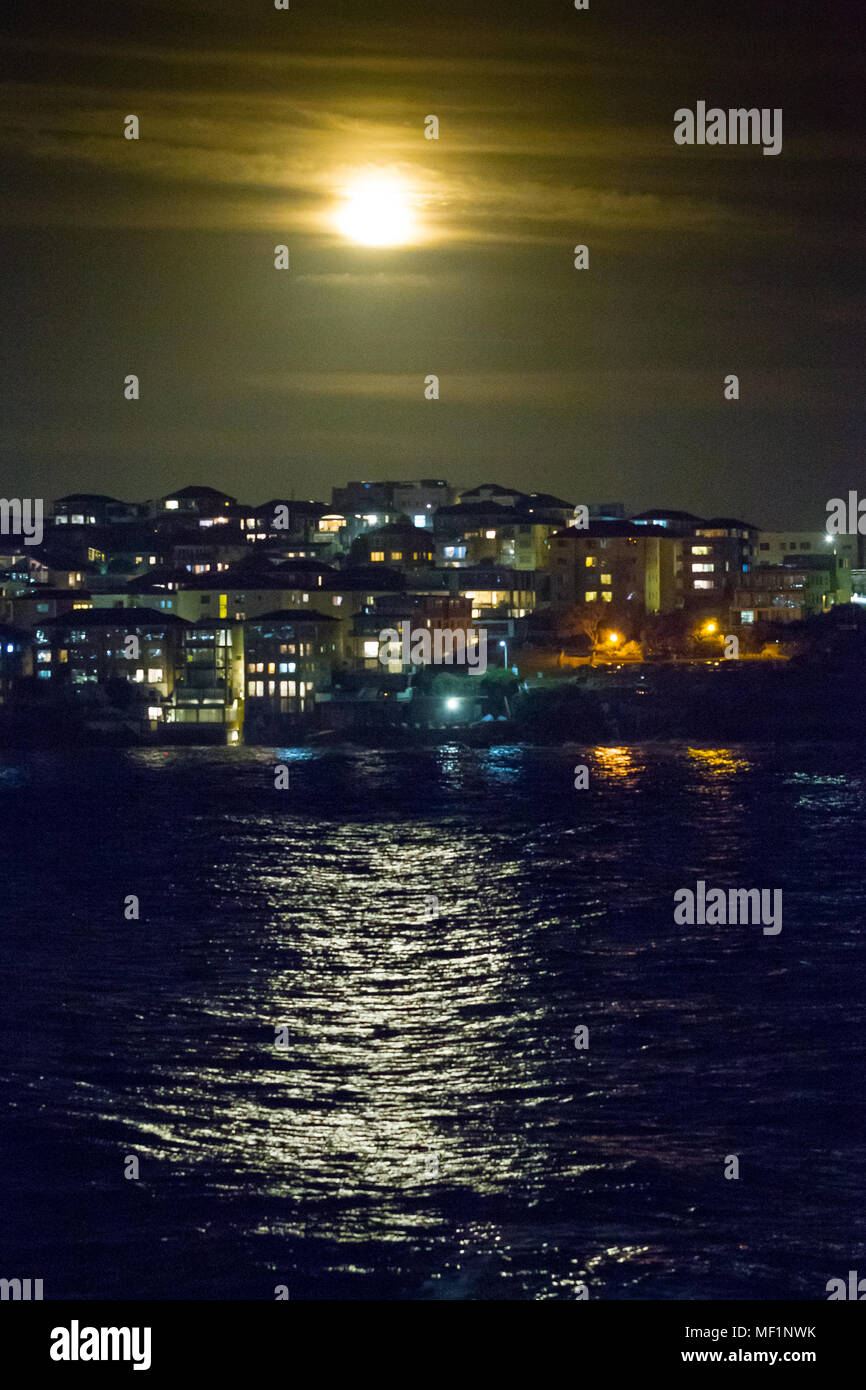 Der 'Super Mond', die größte Vollmond für 70 Jahre gesehen, vor dem Vorgewende von Bondi Beach in Sydney, Australien, mit steigender Tendenz. Vollmond wird sich nicht an dieser wieder großen bis zum Jahr 2034. Stockfoto