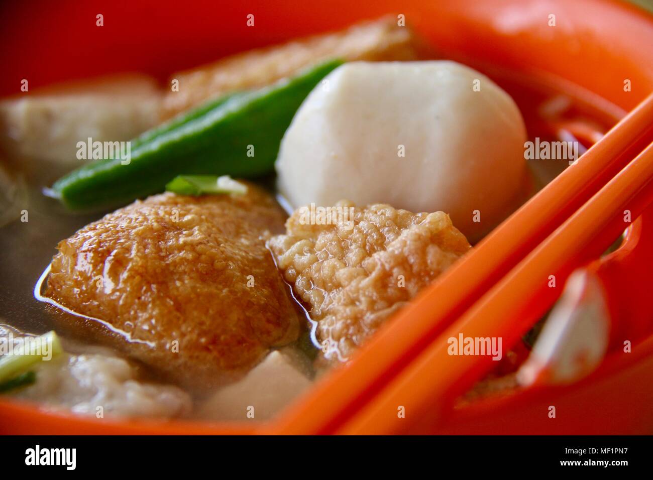 Yong Tau Foo. Chinesische Teller gefüllt Tofu, Gemüse und Fisch Kuchen in der heißen Brühe. Stockfoto