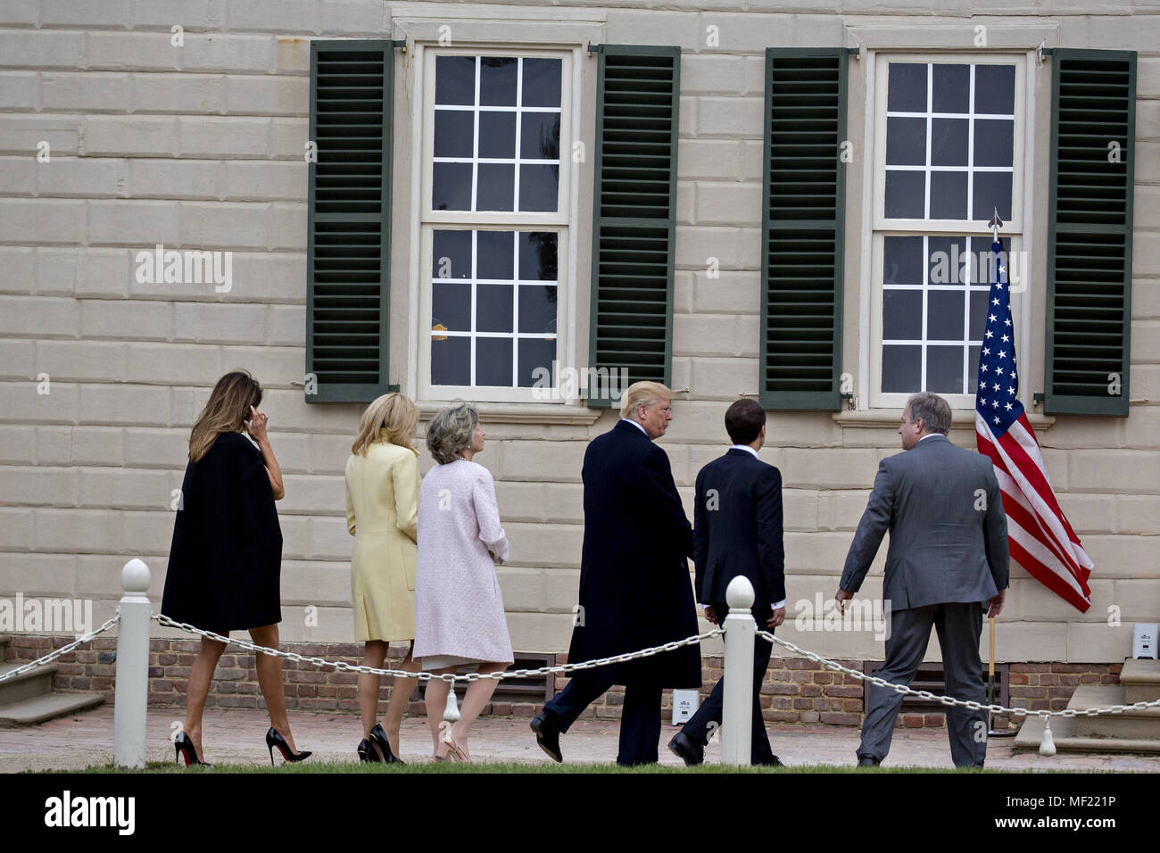 Mount Vernon, Virginia, USA. 23 Apr, 2018. Doug Bradburn, Präsident und Chief Executive Officer von George Washington's Mount Vernon, von rechts, Emmanuel Längestrich, Frankreichs Präsident, US-Präsident Donald Trump, Sarah Miller Coulson, mit dem Mount Vernon Damen Assoziation, Brigitte Längestrich, ersten französischen Dame, und die First Lady der USA Melania Trump Tour außerhalb der Villa am Mount Vernon Estate des ersten US-Präsidenten George Washington in Mount Vernon, Virginia, USA, am Montag, 23. April 2018 Regent. Wie Längestrich kommt für die ersten Staatsbesuch des Präsidenten, des Trump, Stockfoto