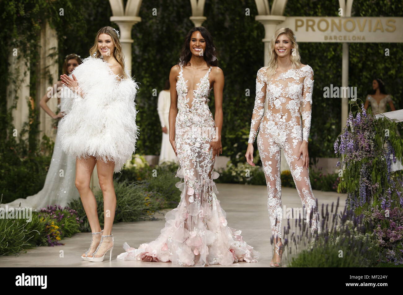 Barcelona, Spanien. 23 Apr, 2018. Pronovias zeigen während Barcelona Bridal Fashion Week Credit: Joma/Alamy leben Nachrichten Stockfoto