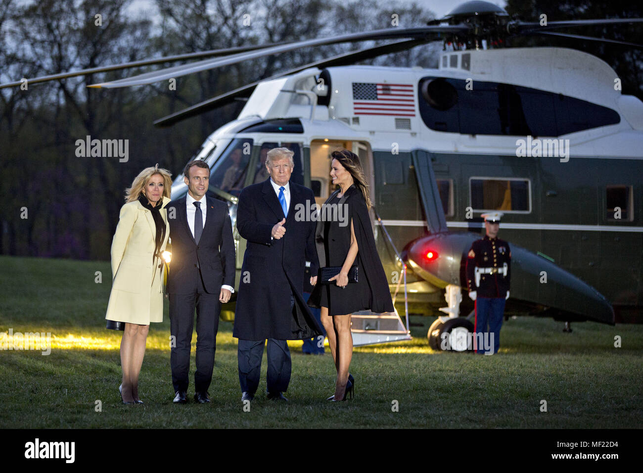 Mount Vernon, Virginia, USA. 23 Apr, 2018. First Lady der USA Melania Trump, vom Recht, US-Präsident Donald Trump, Emmanuel Längestrich, Frankreichs Präsident, und Brigitte Längestrich, erste Frankreich Lady's, stehen für die Fotografen vor der Marine nach einem Abendessen am Mount Vernon Estate des ersten US-Präsidenten George Washington in Mount Vernon, Virginia, USA, am Montag, 23. April 2018. Wie Längestrich für den ersten Staatsbesuch des Präsidenten, des Trump ankommt, die US-Führer droht das globale Handelssystem mit Tarifen an China, hochkant, vielleicht auch Europa. Credit: Andrew Stockfoto