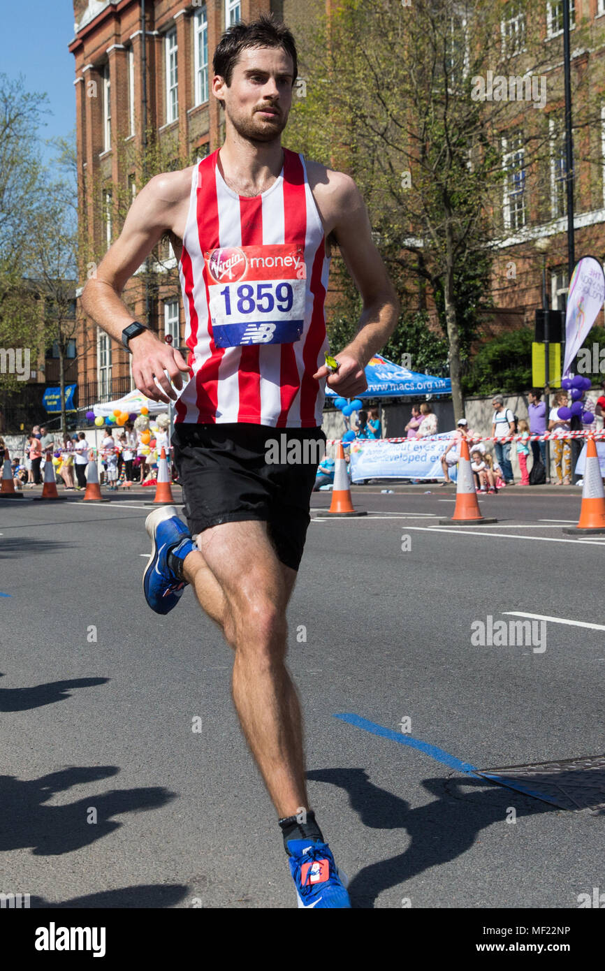 London, Großbritannien. 22. April 2018. Alex Wall-Clarke von Southampton AC konkurriert im 2018 Virgin Money London Marathon. Die 38. Ausgabe des Rennens war der heißeste auf Aufzeichnung mit einer Temperatur von 24,1 C im St James's Park aufgezeichnet. Stockfoto