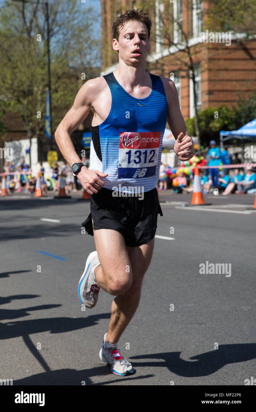 London, Großbritannien. 22. April 2018. Joshua Rowe von Leeds City AC konkurriert im 2018 Virgin Money London Marathon. Die 38. Ausgabe des Rennens war der heißeste auf Aufzeichnung mit einer Temperatur von 24,1 C im St James's Park aufgezeichnet. Stockfoto