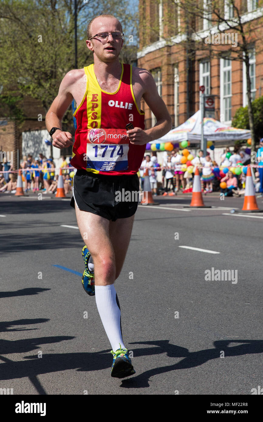 London, Großbritannien. 22. April 2018. Ollie Garrod von Epsom und Ewell Geländeläufer konkurriert im 2018 Virgin Money London Marathon. Die 38. Ausgabe des Rennens war der heißeste auf Aufzeichnung mit einer Temperatur von 24,1 C im St James's Park aufgezeichnet. Stockfoto