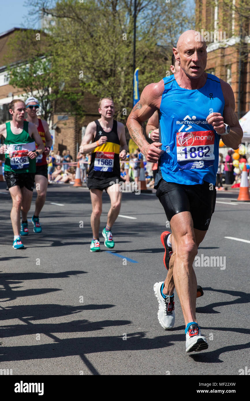 London, Großbritannien. 22. April 2018. Graham Green von RunThrough konkurriert im 2018 Virgin Money London Marathon. Die 38. Ausgabe des Rennens war der heißeste auf Aufzeichnung mit einer Temperatur von 24,1 C im St James's Park aufgezeichnet. Stockfoto London, Großbritannien. 22. April 2018. Graham Green von RunThrough konkurriert im 2018 Virgin Money London Marathon. Die 38. Ausgabe des Rennens war der heißeste auf Aufzeichnung mit einer Temperatur von 24,1 C im St James's Park aufgezeichnet. Stockfoto