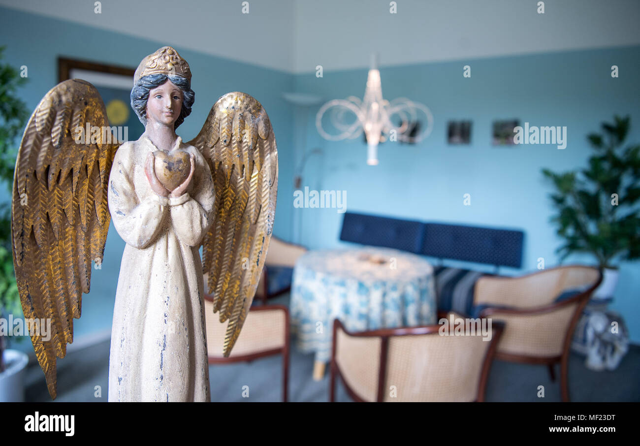 23 April 2018, Deutschland, Stuttgart: Ein Engel in einem Therapie Zimmer im Land Amt für psychologische Beratung in der Wuerttembergischen Landeskirche. Ehe- und Paarberatung in Baden-Wuerttemburg ist gefragt. Paare sind jetzt um Hilfe zu bitten, über ihre Probleme. Foto: Sebastian Gollnow/dpa Stockfoto