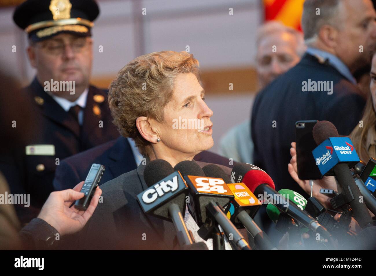 Toronto, Kanada. 23. Apr 2018. 23 Apr, 2018. Ontario Premier Kathleen Wynne Adressen die Medien an der Szene der der Vorfall auf der Yonge Street in Toronto am April, 23, 2018. 10 Menschen starben und 15 verletzt, in Toronto nach einem Treiber einen Bürgersteig montiert und fuhren mehrere Kilometer markante Dutzende am April 23, 2018 Credit: Victor Biro/ZUMA Draht/Alamy leben Nachrichten Stockfoto