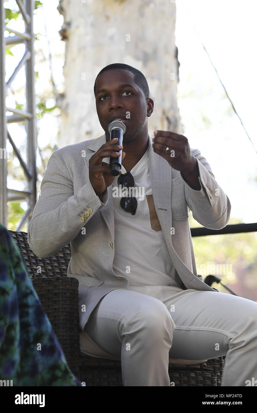 Los Angeles, CA, USA. 22 Apr, 2018. Leslie Odom Jr. ist ein US-amerikanischer Schauspieler und Sänger. Er hat am Broadway und in Film und Fernsehen durchgeführt, und hat zwei solo jazz Alben veröffentlicht. Broadway spielt wie ' ' Mieten '' und Spielen von Aaron Burr in der Hit play'' Hamilton'' interviewt und buchen Förderung und Unterzeichnung für sein neues Buch ''Keine'' der Los Angeles Times Festival der Bücher an der USC in Los Angeles, Kalifornien am Samstag, 22. April 2018 Credit: Dave Safley/ZUMA Draht/Alamy leben Nachrichten Stockfoto