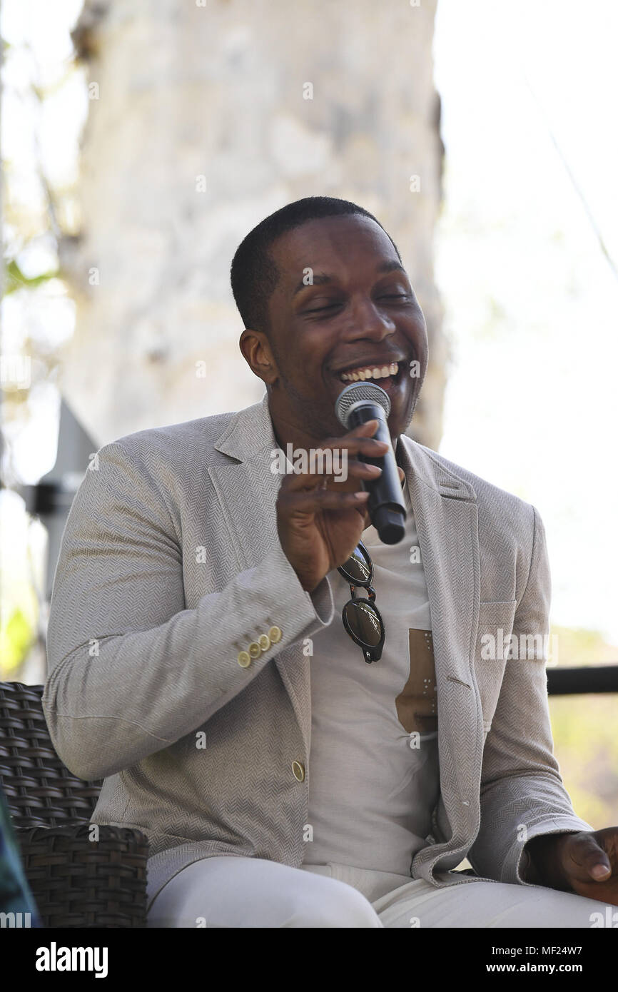 Los Angeles, CA, USA. 22 Apr, 2018. Leslie Odom Jr. ist ein US-amerikanischer Schauspieler und Sänger. Er hat am Broadway und in Film und Fernsehen durchgeführt, und hat zwei solo jazz Alben veröffentlicht. Broadway spielt wie ' ' Mieten '' und Spielen von Aaron Burr in der Hit play'' Hamilton'' interviewt und buchen Förderung und Unterzeichnung für sein neues Buch ''Keine'' der Los Angeles Times Festival der Bücher an der USC in Los Angeles, Kalifornien am Samstag, 22. April 2018 Credit: Dave Safley/ZUMA Draht/Alamy leben Nachrichten Stockfoto