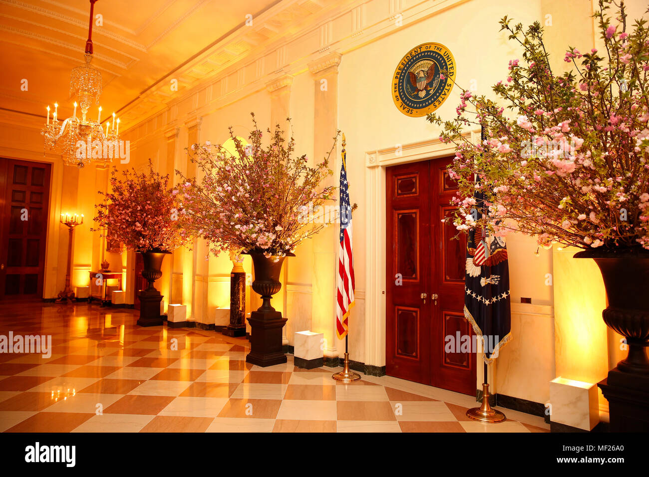 Der Staat Esszimmer Setup für den morgigen Abend, Abendessen zu Ehren Präsident Emmanuel längestrich von Frankreich und seine Frau Brigitte Längestrich, im Weißen Haus in Washington, DC am 23. April 2018. Quelle: Martin H. Simon/CNP - KEINE LEITUNG SERVICE - Foto: Martin H. Simon/konsolidierte News Fotos/Martin H. Simon - CNP Stockfoto