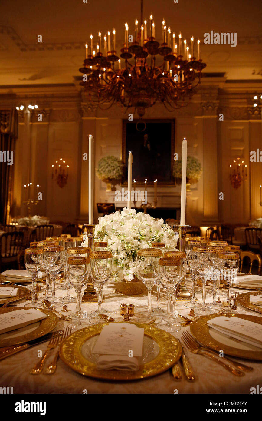 Der Staat Esszimmer Setup für den morgigen Abend, Abendessen zu Ehren Präsident Emmanuel längestrich von Frankreich und seine Frau Brigitte Längestrich, im Weißen Haus in Washington, DC am 23. April 2018. Quelle: Martin H. Simon/CNP - KEINE LEITUNG SERVICE - Foto: Martin H. Simon/konsolidierte News Fotos/Martin H. Simon - CNP Stockfoto