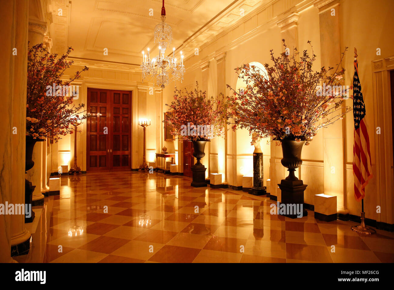 Der Staat Esszimmer Setup für den morgigen Abend, Abendessen zu Ehren Präsident Emmanuel längestrich von Frankreich und seine Frau Brigitte Längestrich, im Weißen Haus in Washington, DC am 23. April 2018. Quelle: Martin H. Simon/CNP - KEINE LEITUNG SERVICE - Foto: Martin H. Simon/konsolidierte News Fotos/Martin H. Simon - CNP Stockfoto