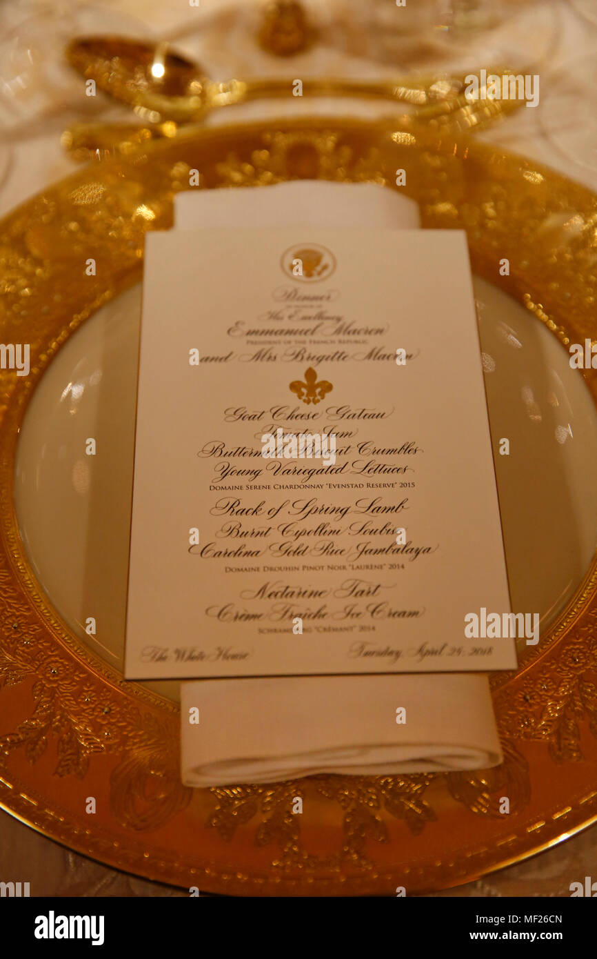 Der Staat Esszimmer Setup für den morgigen Abend, Abendessen zu Ehren Präsident Emmanuel längestrich von Frankreich und seine Frau Brigitte Längestrich, im Weißen Haus in Washington, DC am 23. April 2018. Quelle: Martin H. Simon/CNP - KEINE LEITUNG SERVICE - Foto: Martin H. Simon/konsolidierte News Fotos/Martin H. Simon - CNP Stockfoto